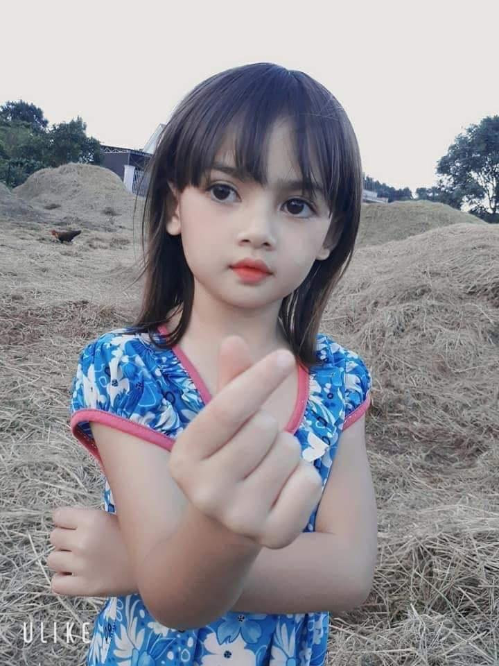 "Quá xinh. Hai từ thôi, xuất sắc. Không có một nét nào trên gương mặt em ấy mà không đẹp cả. Thế này lớn lên lại chết các anh mất thôi. Đẻ ra cô con gái thế này mát dạ quá" - Facebooker N.V bình luận.