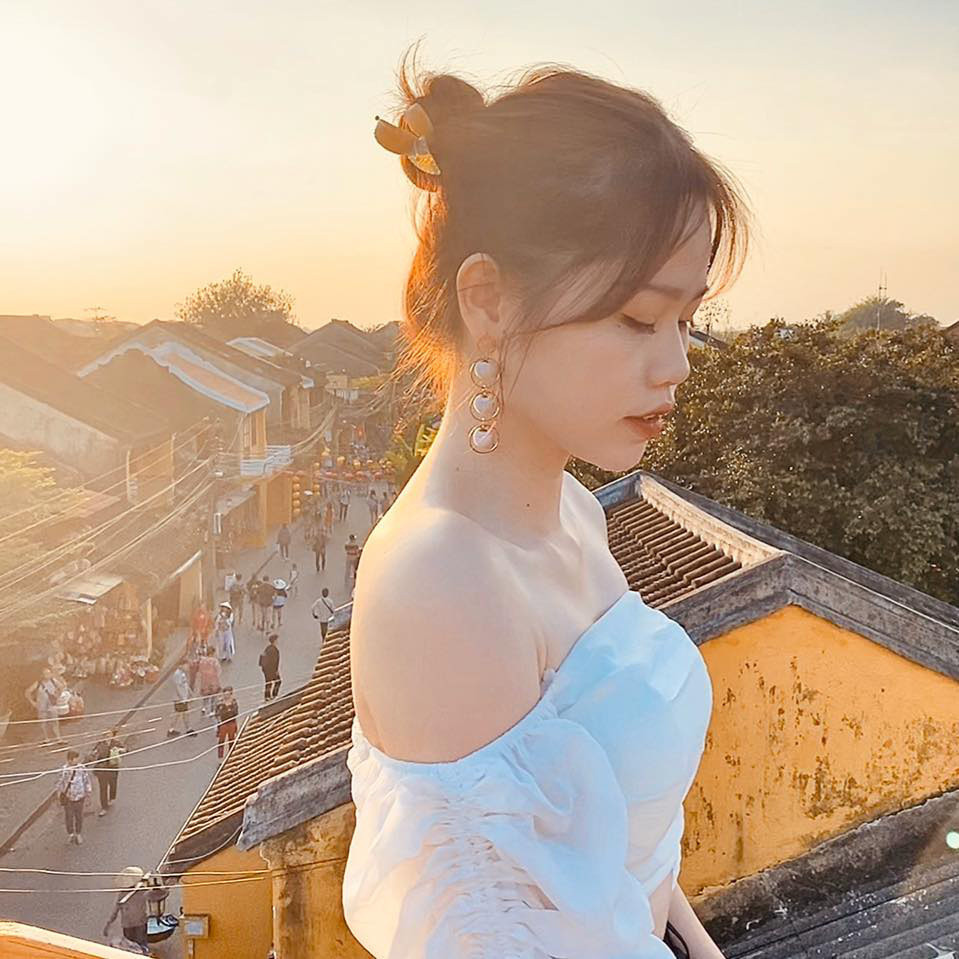 Trước đó, Quang Hải và Huỳnh Anh đã bị nghi là hẹn hò khi cô nàng khoe được tặng áo, chụp ảnh trên chiếc xế hộp đắt tiền mà cầu thủ CLB Hà Nội mới tậu.