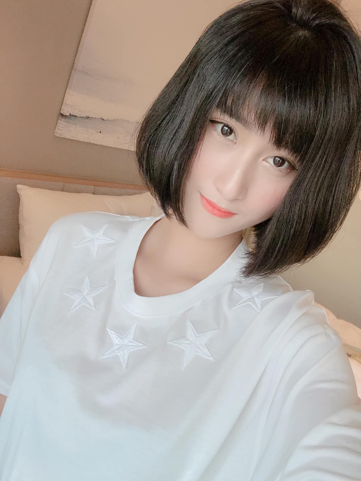 Nguyễn Thuỳ Dương (25 tuổi, Hải Phòng) được biết đến là bạn gái của Huy Hùng, tiền vệ đang chơi cho CLB Quảng Nam. Cách đây không lâu, cô nàng từng bị dân mạng cho rằng ăn bám, tiêu tiền của bạn trai cầu thủ.