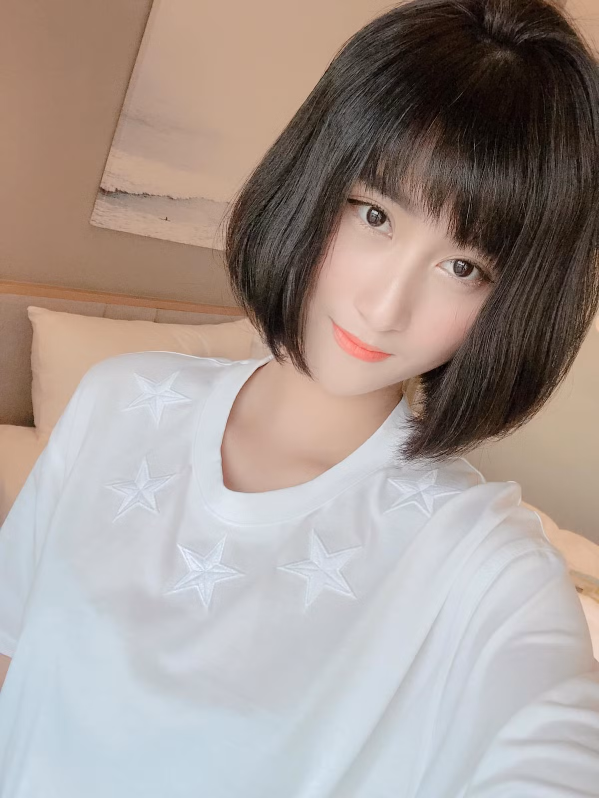 Nguyễn Thuỳ Dương (25 tuổi, Hải Phòng) được biết đến là bạn gái của Huy Hùng, tiền vệ đang chơi cho CLB Quảng Nam. Cách đây không lâu, cô nàng từng bị dân mạng cho rằng ăn bám, tiêu tiền của bạn trai cầu thủ.