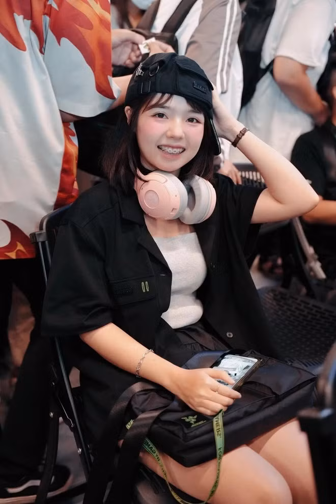 Cô nàng sở hữu loạt video triệu view và có nhiều fan. Vì vậy rất nhiều người bày tỏ thất vọng nếu việc cô nàng làm tiểu tam là sự thật.