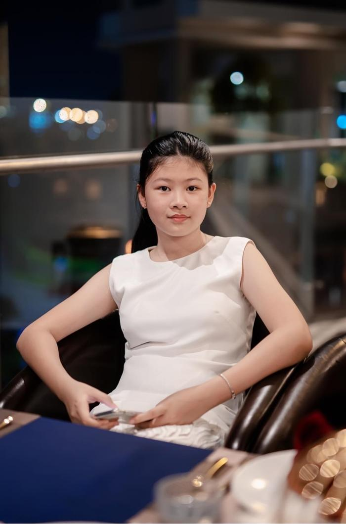 Ngoài ra, cô bé còn sở hữu nét đẹp tự nhiên, dịu dàng mà vẫn thanh tú dù không cần trợ giúp từ trang điểm.