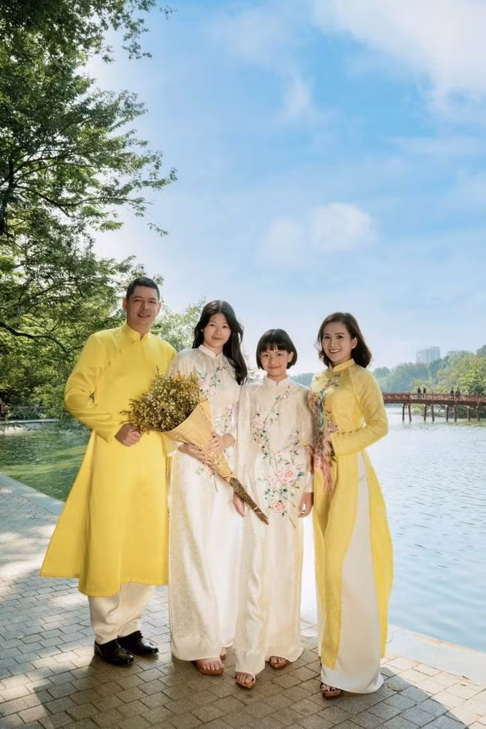 Cả gia đình nam siêu mẫu trong trang phục áo dài truyền thống.