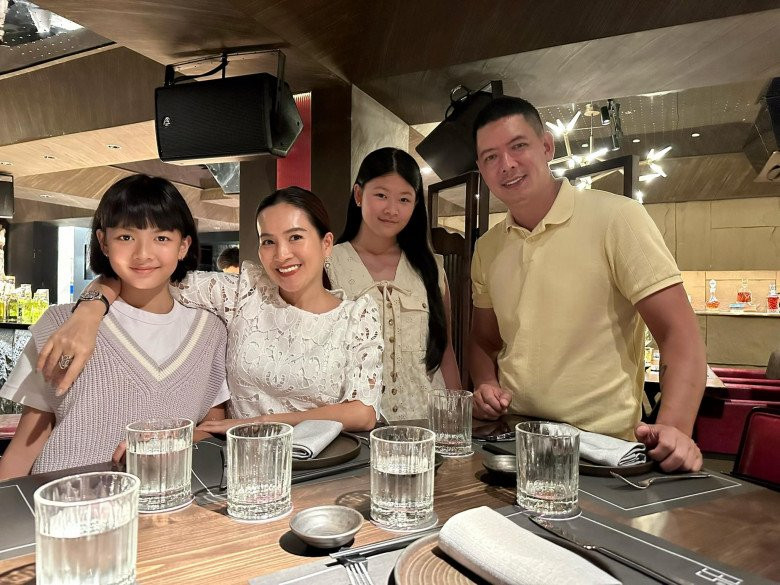 Dù có kinh tế ổn định, khá giả, tuy nhiên vợ chồng Bình Minh và Anh Thơ không chiều con theo kiểu để con thoải mái tiêu xài và đua đòi. Bà xã Bình Minh khuyến khích con hướng về cộng đồng thông qua các việc làm vừa sức, mang ý nghĩa, như việc cô bé đã hiến hơn 30cm tóc cho bệnh nhân ung thư.