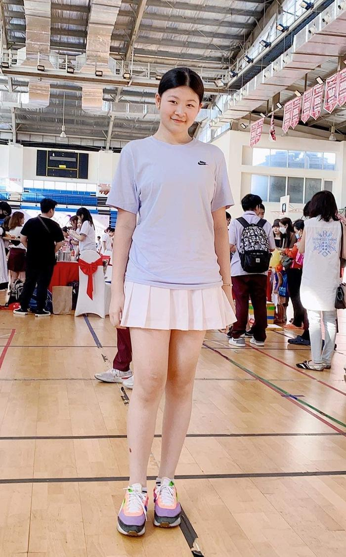 An Nhiên (Sally) được chú ý nhiều hơn cả bởi chiều cao khủng được thừa hưởng từ bố 1.75m. Cô bé đang theo học cấp ba tại một trường quốc tế ở TP HCM.