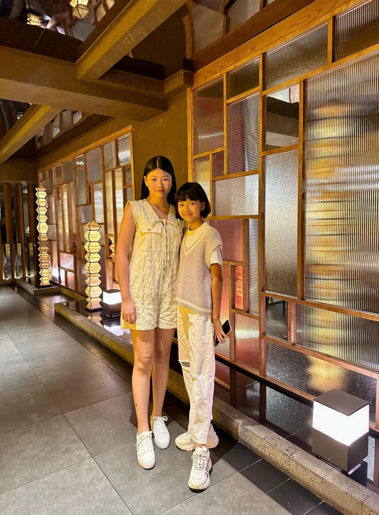 Việc rèn luyện thể thao là yếu tố quan trọng giúp hai bé nhà Bình Minh phát triển chiều cao và sức khỏe. Cả hai đều đam mê thể thao, tham gia nhiều môn như bơi lội, bóng rổ, bóng chuyền...