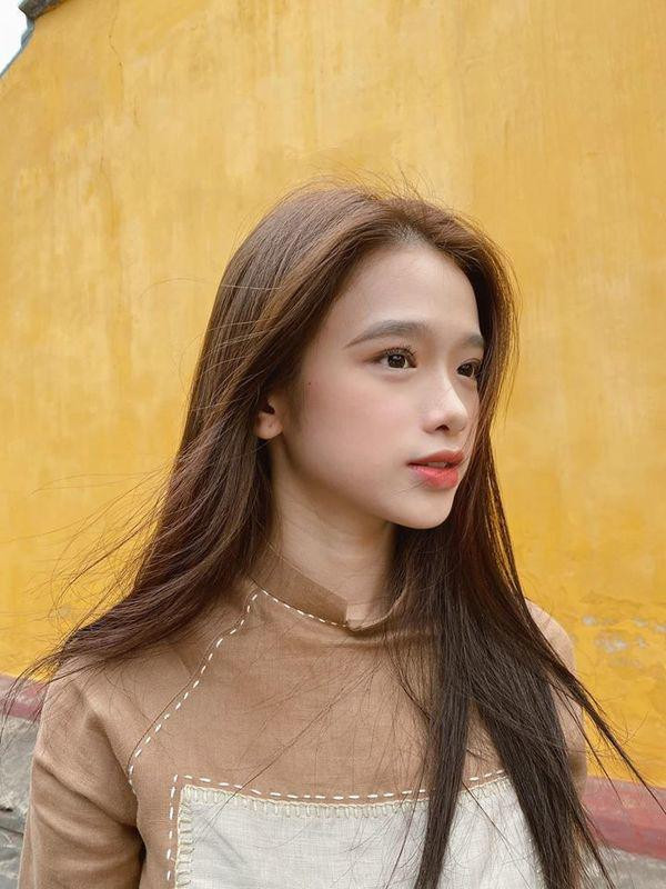 Mới đây, Linh Ka tiếp tục gây chú ý khi đăng tải hình ảnh khoe khéo góc nghiêng "thần thánh" của mình trên trang cá nhân. Ngoài những lời khen về nhan sắc, hot teen này cũng bất ngờ vướng phải tin đồn phẫu thuật nhấn mí và nâng mũi.