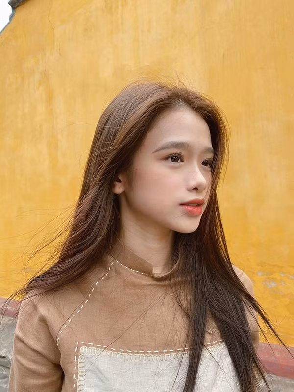 Mới đây, Linh Ka tiếp tục gây chú ý khi đăng tải hình ảnh khoe khéo góc nghiêng "thần thánh" của mình trên trang cá nhân. Ngoài những lời khen về nhan sắc, hot teen này cũng bất ngờ vướng phải tin đồn phẫu thuật nhấn mí và nâng mũi.