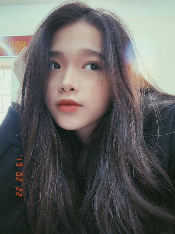 Tuy nhiên, nhiều dân mạng cho rằng có thể Linh Ka chụp ở góc khác khiến mũi cao hơn, hoặc cô nàng thay đổi lối trang điểm nên gương mặt nên mới có sự thay đổi này mà thôi.