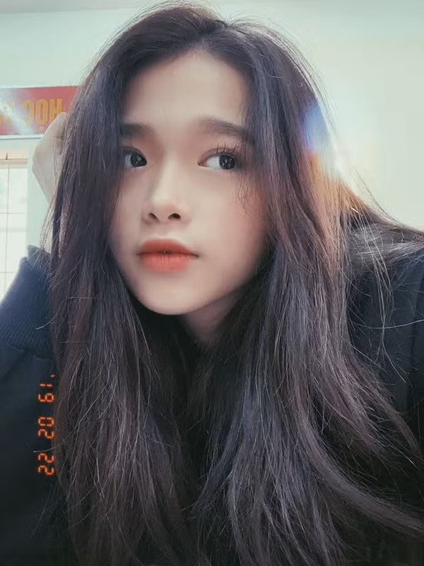 Tuy nhiên, nhiều dân mạng cho rằng có thể Linh Ka chụp ở góc khác khiến mũi cao hơn, hoặc cô nàng thay đổi lối trang điểm nên gương mặt nên mới có sự thay đổi này mà thôi.