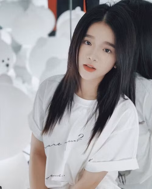  Linh Ka (tên thật là Chu Diệu Linh) là một trong những gương mặt hot teen đình đám trên mạng xã hội.