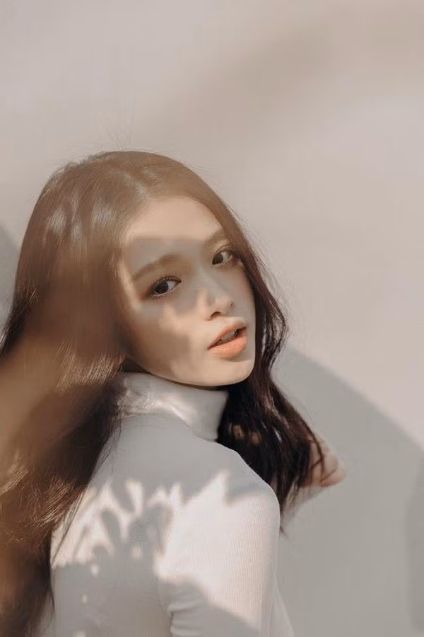 Trước đó, khi bị dân mạng đặt nghi vấn chuyện nâng ngực, Linh Ka đã mạnh dạn lên tiếng phản bác, khẳng định vòng 1 hoàn toàn tự nhiên.