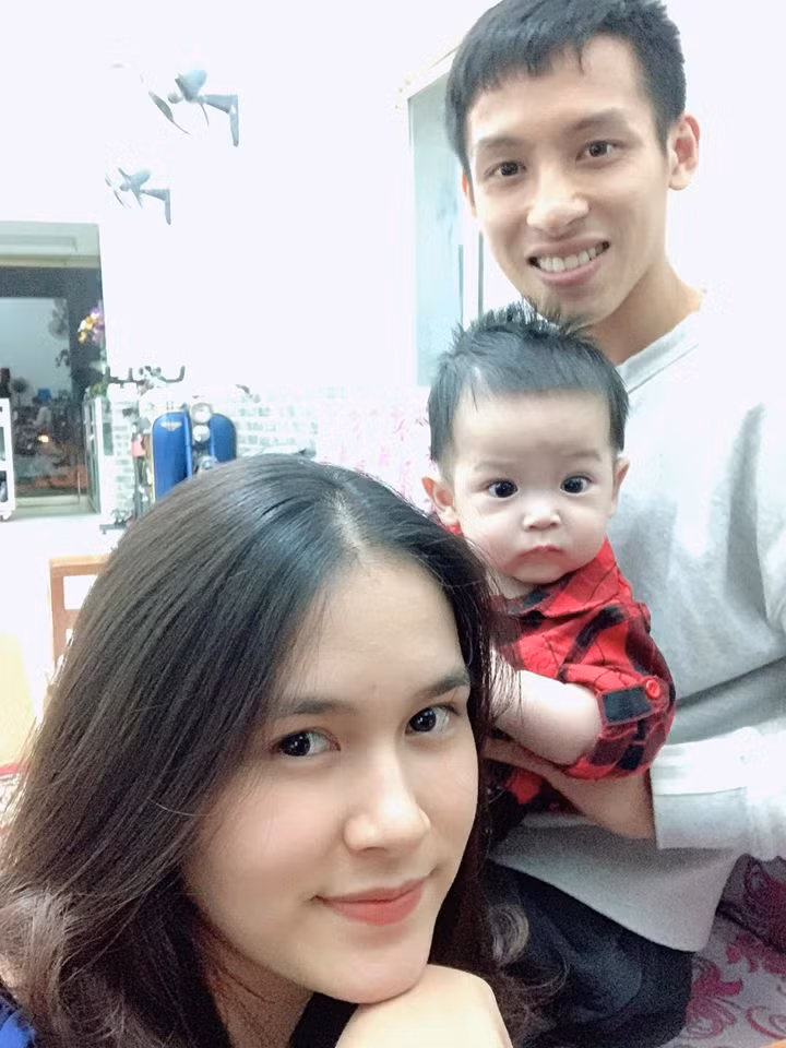 Hùng Dũng và Mộc Trinh kết hôn từ tháng 4/2019. Hiện tại, cả hai đã có một con trai đầu lòng vô cùng kháu khỉnh với biệt danh là Ti Ti. Quý tử nhà chủ nhân Quả Bóng Vàng Việt Nam 2019 được nhận xét là sở hữu nhiều nét giống bố.