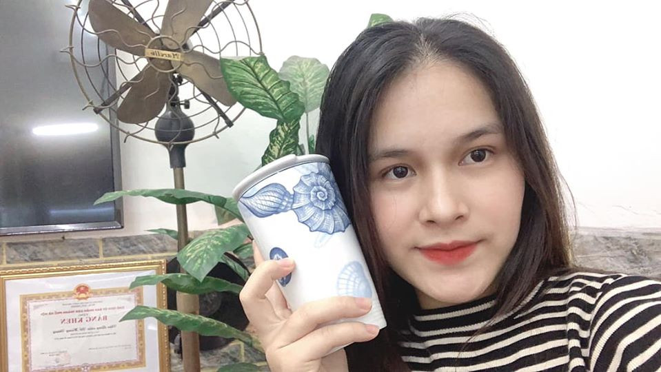 Bà xã Đỗ Hùng Dũng sở hữu khuôn mặt xinh xắn, đôi mắt sâu và sống mũi cao, xứng danh "Chè Thái, gái Tuyên".