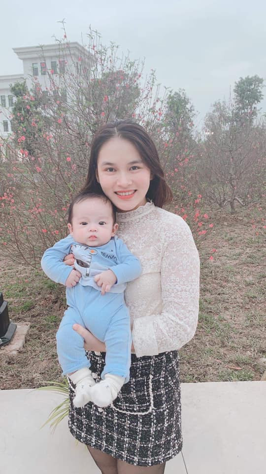 Mộc Trinh rất giản dị, chồng là cầu thủ nổi tiếng nhưng không chuộng đồ hiệu, ít khi trang điểm đậm.