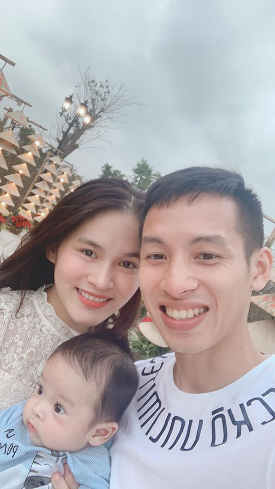 Bên cảnh đó, việc chủ nhân Quả Bóng Vàng Hùng Dũng xuất hiện tại lễ trao giải cùng với vợ là Triệu Mộc Trinh cũng khiến truyền thông quan tâm.