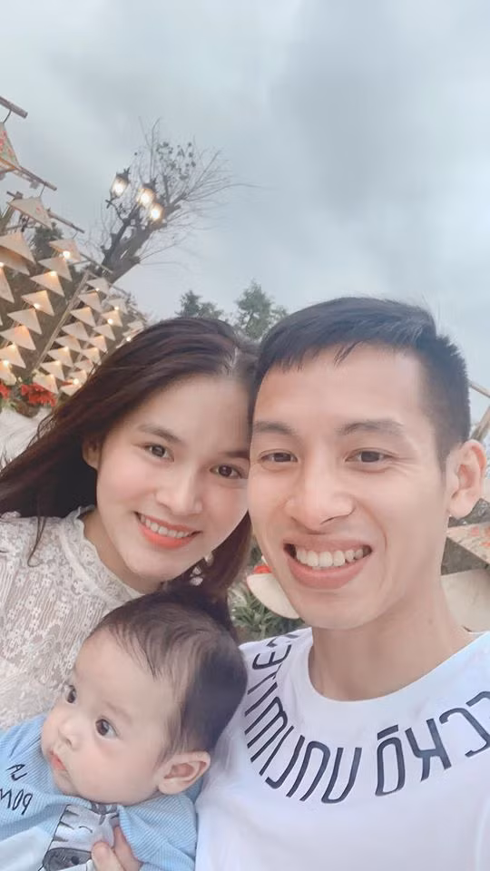 Bên cảnh đó, việc chủ nhân Quả Bóng Vàng Hùng Dũng xuất hiện tại lễ trao giải cùng với vợ là Triệu Mộc Trinh cũng khiến truyền thông quan tâm.