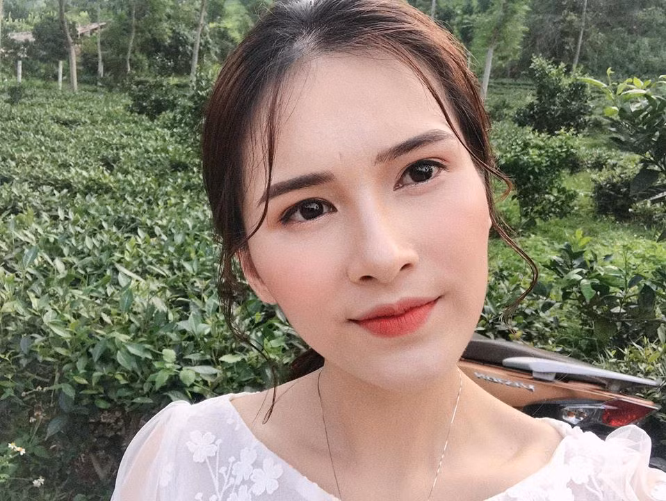 Cô nhiều lần bày tỏ quan điểm ủng hộ chồng sống hết mình với bóng đá trên trang cá nhân dù bản thân không mấy "sủng ái" môn thể thao này.