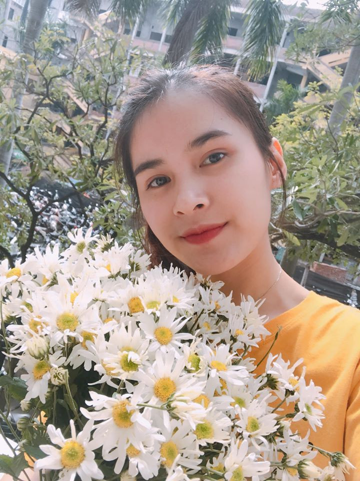 Khác với nhiều nàng WAGs, Mộc Trinh có cuộc sống kín tiếng, ít chia sẻ về đời tư. Trên mạng xã hội, cô đăng tải phần nhiều là hình chồng con, bạn bè.