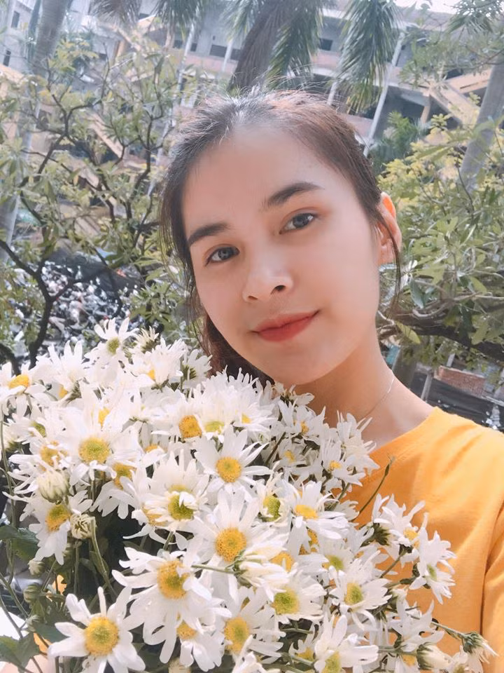 Khác với nhiều nàng WAGs, Mộc Trinh có cuộc sống kín tiếng, ít chia sẻ về đời tư. Trên mạng xã hội, cô đăng tải phần nhiều là hình chồng con, bạn bè.