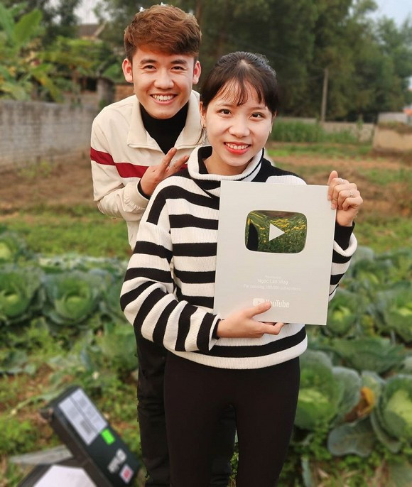 Ngọc Lan Vlog được biết đến là "con dâu" của bà Tân Vlog khi có mối quan hệ tình cảm lâu năm với Hưng Vlog. Kênh Youtube của cô nàng sở hữu gần 550.000 lượt theo dõi.