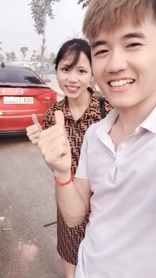 "Sao bỗng dưng lại chia tay? Mình thấy hai bạn rất hạnh phúc và ngưỡng mộ hai bạn", "Sao anh Hưng vẫn để ảnh bìa là hình cưới chung vậy chị? Tết vừa rồi bạn vẫn ở nhà Hưng, mình còn thấy bà Tân phơi đồ em bé nữa" - Dân mạng đặt câu hỏi.