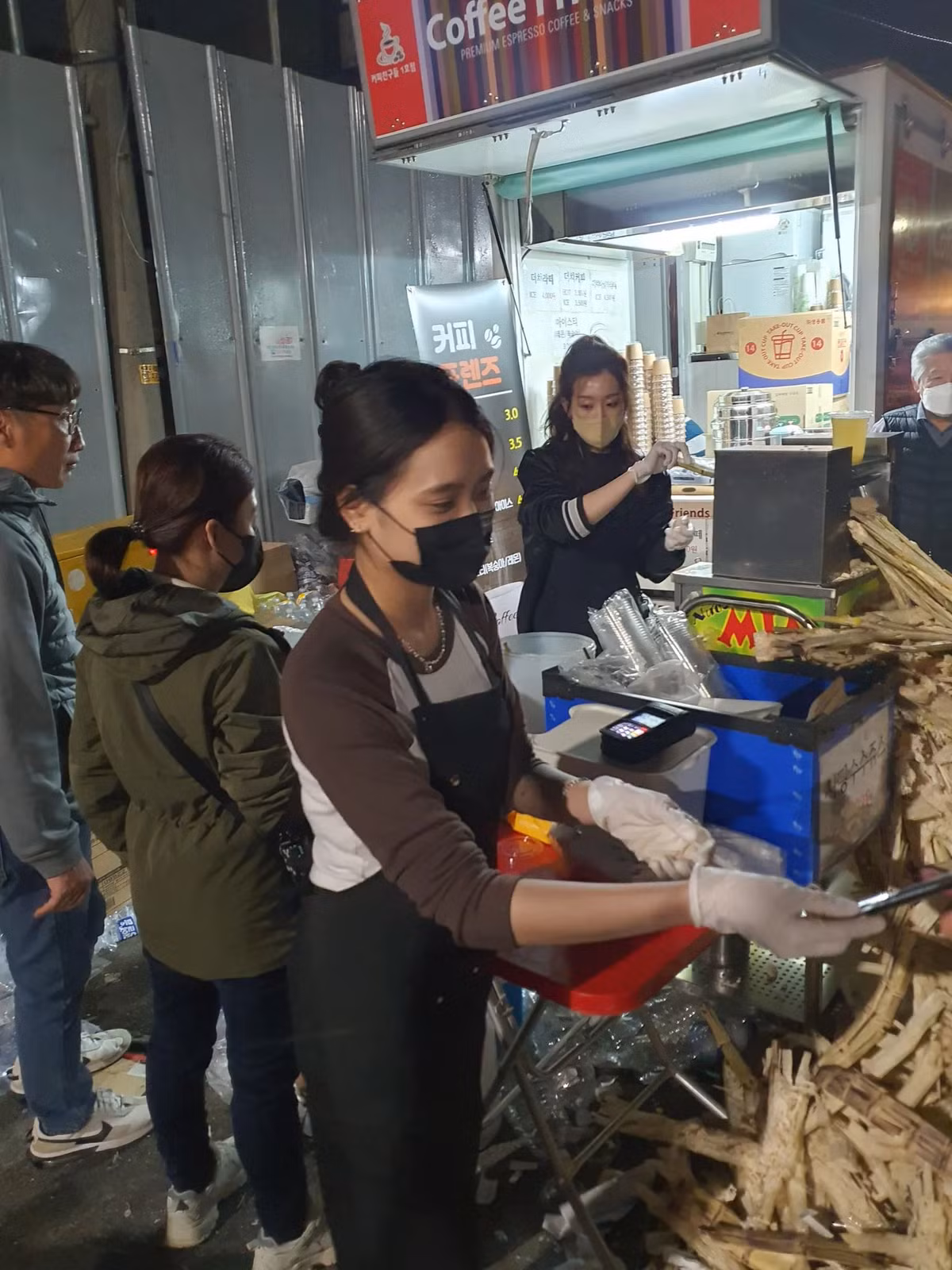 Đức tính chăm chỉ, chịu thương chịu khó của chị Phương góp chút màu sắc tô đẹp hình ảnh cô dâu Việt xa xứ.