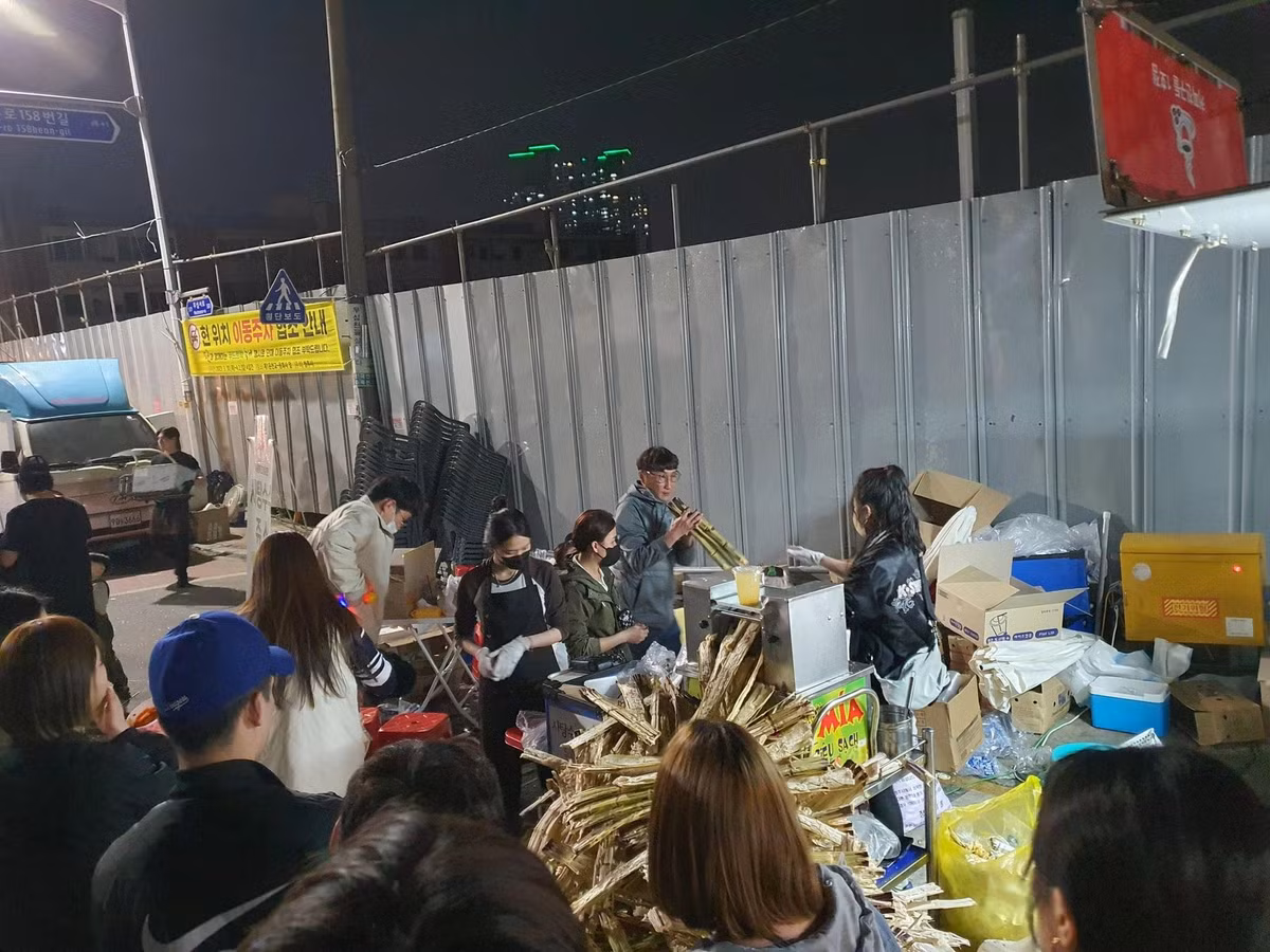 Một người vào uống thử, thấy ngon lại kéo theo bạn bè vào uống cùng. Cứ thế, lượng khách đông lên bất ngờ khiến chị Phương xoay xở không kịp.