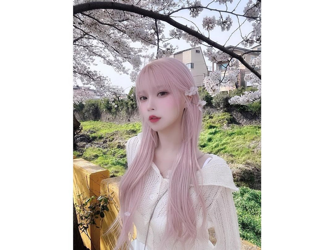 Phong cách thời trang của cô nàng đa dạng, lúc kín đáo khi thì quyến rũ hoặc trẻ trung, cá tính.