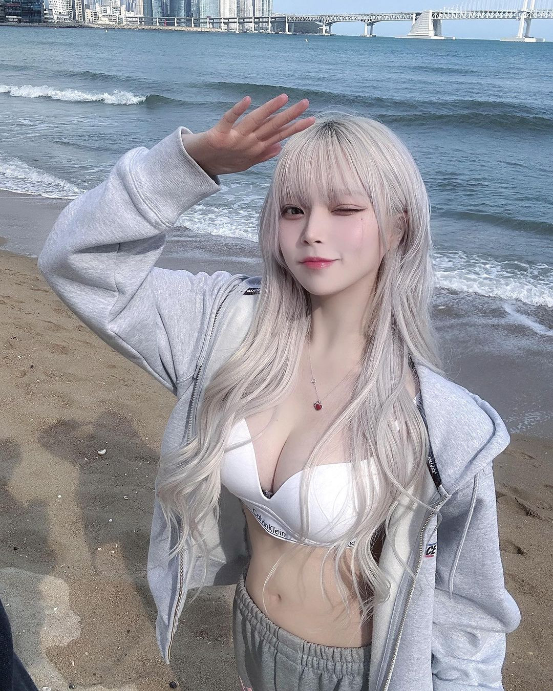 Vẻ ngoài của hot girl Hàn Quốc khiến nhiều người phải mê đắm.