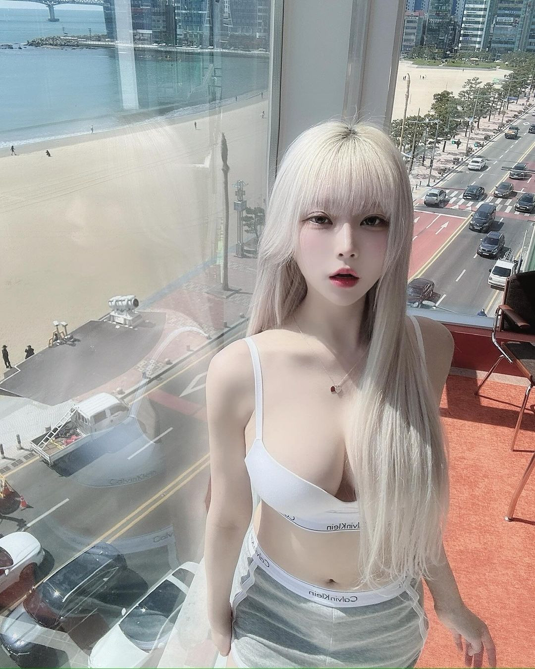 Cô nàng cũng rất chăm chỉ diện những thiết kế cắt xẻ táo bạo để khoe trọn đường cong nóng bỏng.