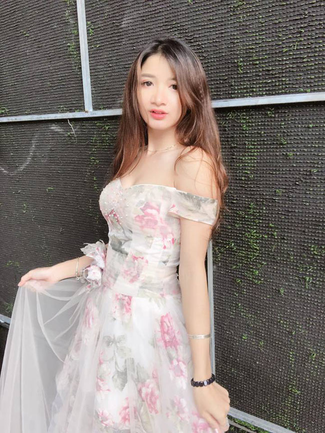 "Ngành y là ngành yêu cầu phải có kiến thức và kỹ năng vững vàng nên sinh viên ngành y ai cũng vất vả như nhau. Nhưng không phải cứ sinh viên ngành y là khô khan và “đầu to mắt cận” đâu nhé. Nữ sinh trường mình rất xinh đẹp và có nhiều năng khiếu nữa. Mình chỉ là một cô gái rất thường thôi" - Y Quyên khiêm tốn chia sẻ.