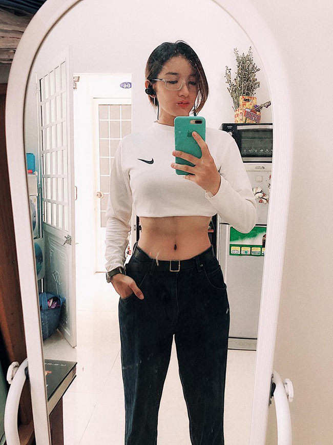 Y Quyên từng là hoa khôi của trường Đại học Y Tây Nguyên năm 2016. Cô rất bất ngờ khi được chú ý trên mạng xã hội, cuộc sống của cô nàng có chút đảo lộn nhưng không đáng kể. Hot girl bác sĩ cho biết cô không có bí kíp làm đẹp nào mà chỉ thường xuyên tập gym, học nhảy.