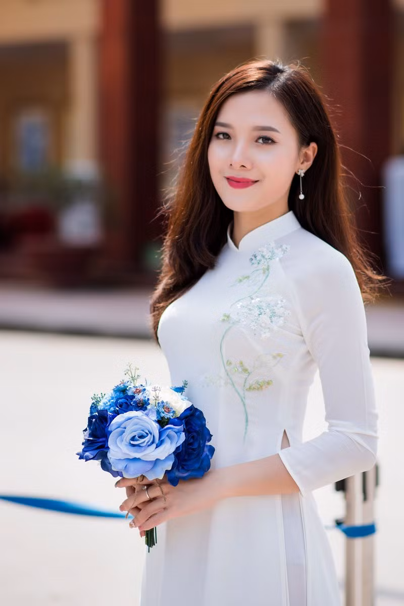 Không chỉ có bảng thành tích học tập đáng nể, Thuỷ Thu còn sở hữu nhan sắc vô cùng hút mắt khiến ai nhìn cũng muốn "nằm viện" thêm vài ngày nữa. Chính nhờ thế nên nữ bác sĩ xinh đẹp cũng có thêm công việc tay trái là chụp mẫu ảnh.