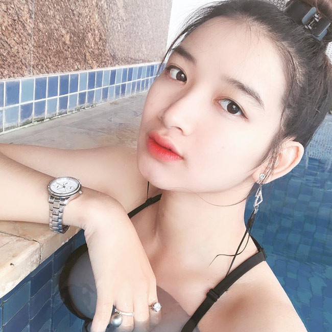 Đinh Y Quyên (sinh năm 1996), sinh viên trường Đại học Y Tây Nguyên, ngành Y Đa khoa từng nổi đình đám trên mạng xã hội nhờ ngoại hình xinh đẹp và thân hình vô cùng nóng bỏng. Nữ bác sĩ tương lai còn sở hữu chiều cao 1m73 nổi bật.