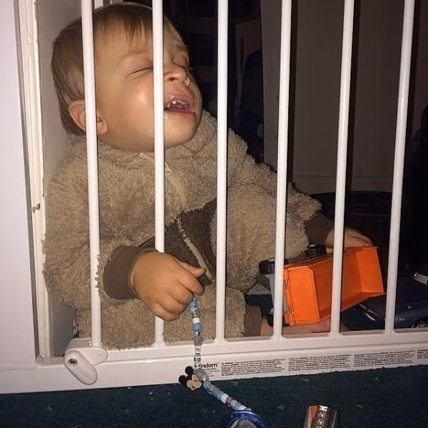 Cậu bé này không hề biết khoảnh khắc xấu hổ của mình đã bị cha mẹ chụp lại và đăng tải lên mạng.