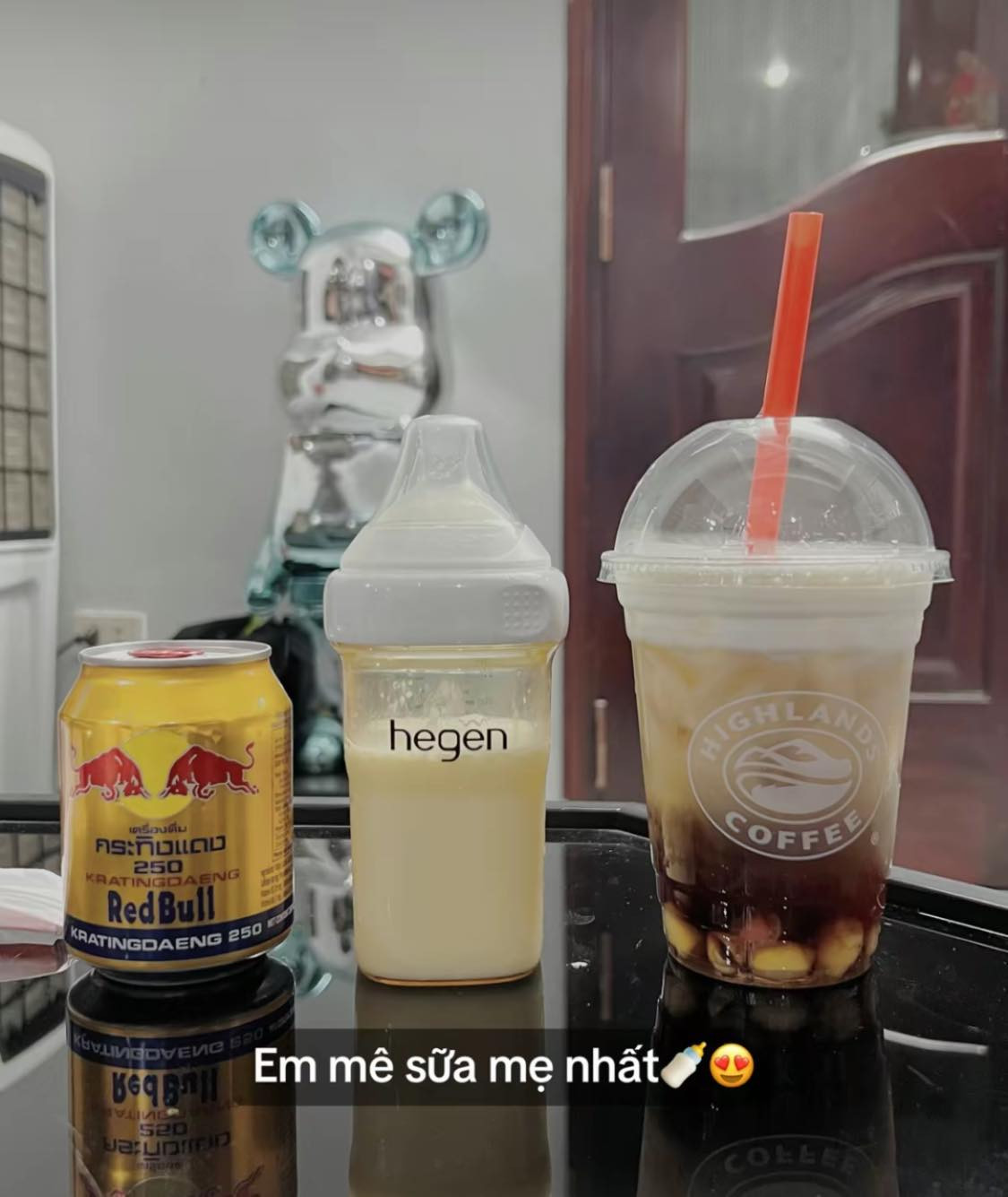 Mỗi người một đồ uống yêu thích, bố thích nước tăng lực, mẹ thì trà sữa, còn em bé thì uống sữa bình.