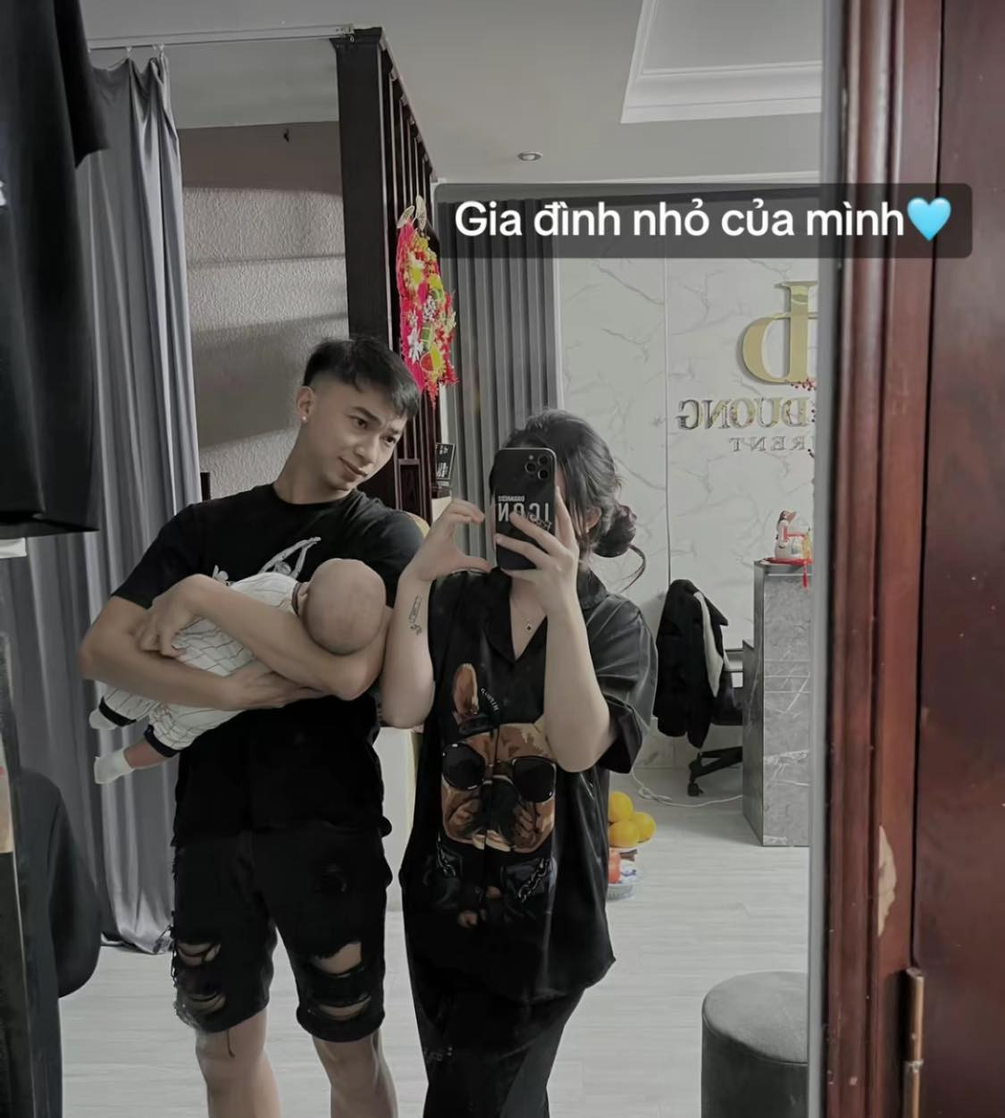 Gia đình nhỏ này khiến rất nhiều netizen ngưỡng mộ và "xin vía": "Ôi đáng yêu quá, xin vía có em bé ngoan ngoãn gia đình hạnh phúc thuận hòa như vậy".