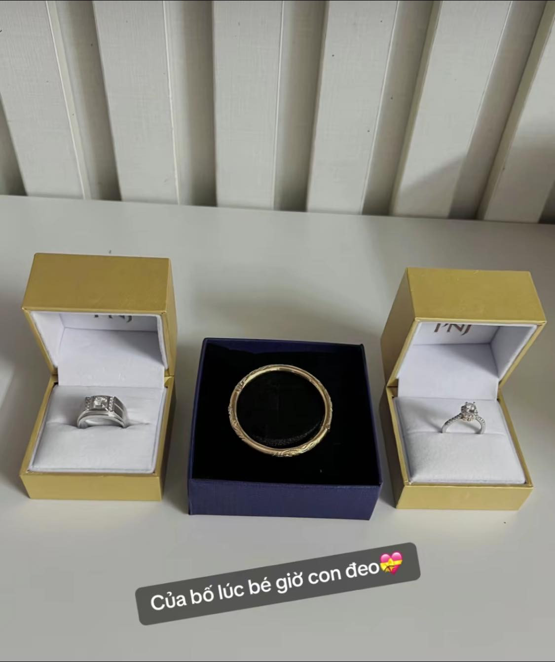 Đến em bé cũng có trang sức như bố mẹ rồi đó nha.