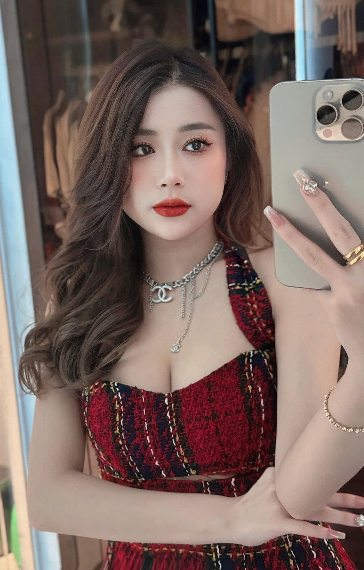 Cô nàng khiến nhiều fan nam mê mẩn bởi vẻ ngoài xinh đẹp.