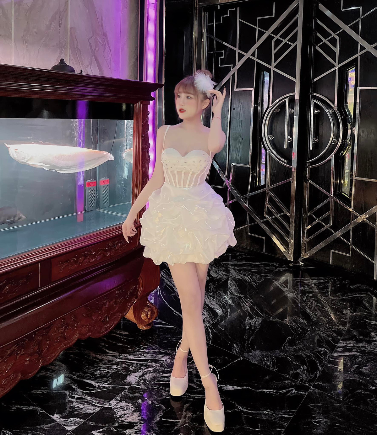 Quỳnh Nga sở hữu gương mặt xinh đẹp và thân hình bốc lửa.