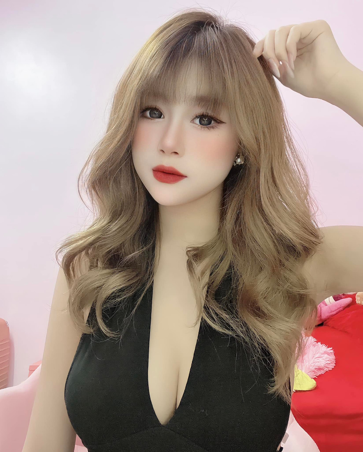 Gần đây, cô nàng thường xuyên cập nhật những hình ảnh của bản thân khi đi biểu diễn, cũng như những hình ảnh thường ngày.