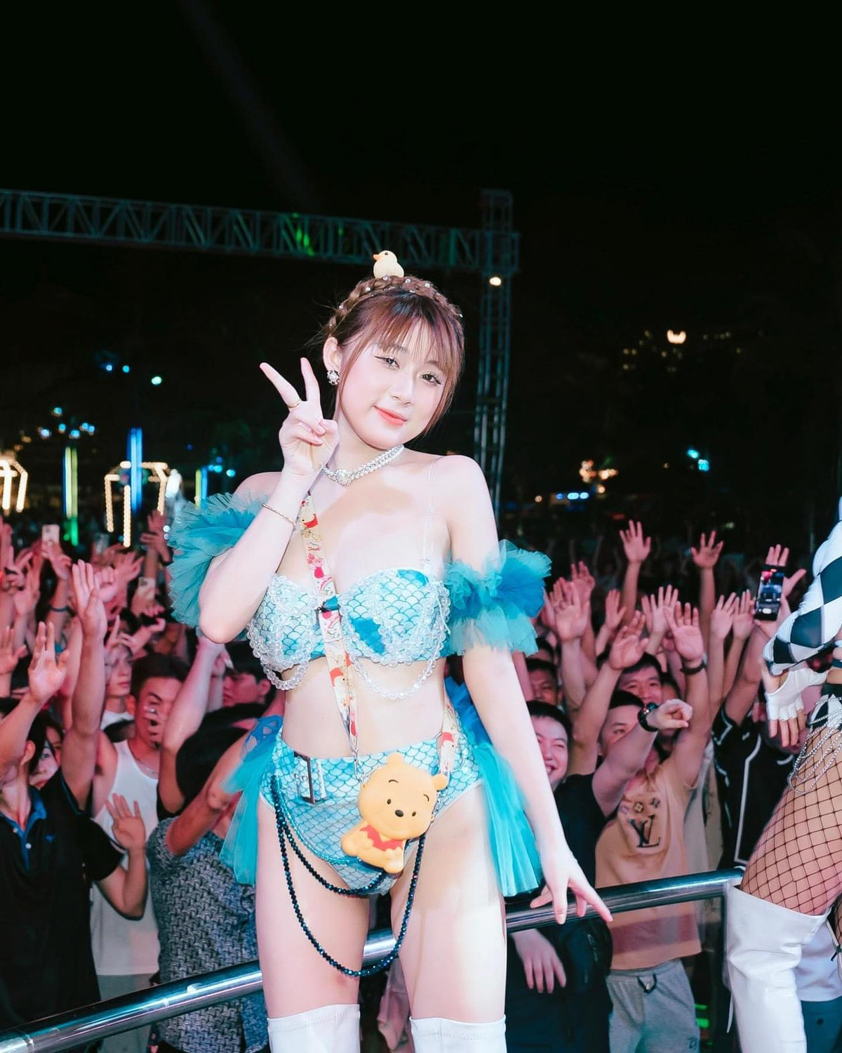 Sau một thời gian vấp phải sự phản ứng của cộng đồng, màn trình diễn "trong lồng" đã không còn tiếp tục. Tuy nhiên những clip vẫn còn được nhiều người truyền tay.