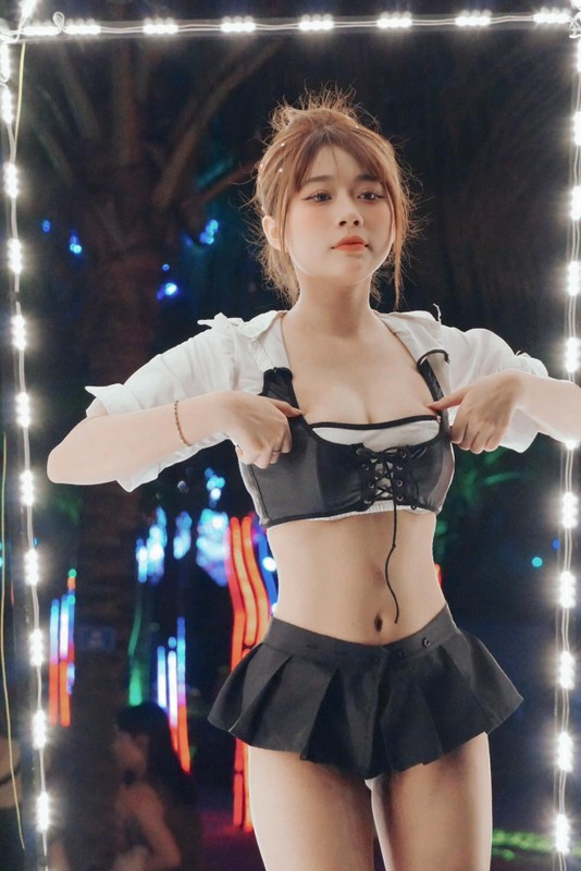 Quỳnh Nga gây ấn tượng bằng gương mặt baby dễ thương nhưng thân hình lại cực kỳ nóng bỏng và dẻo dai.