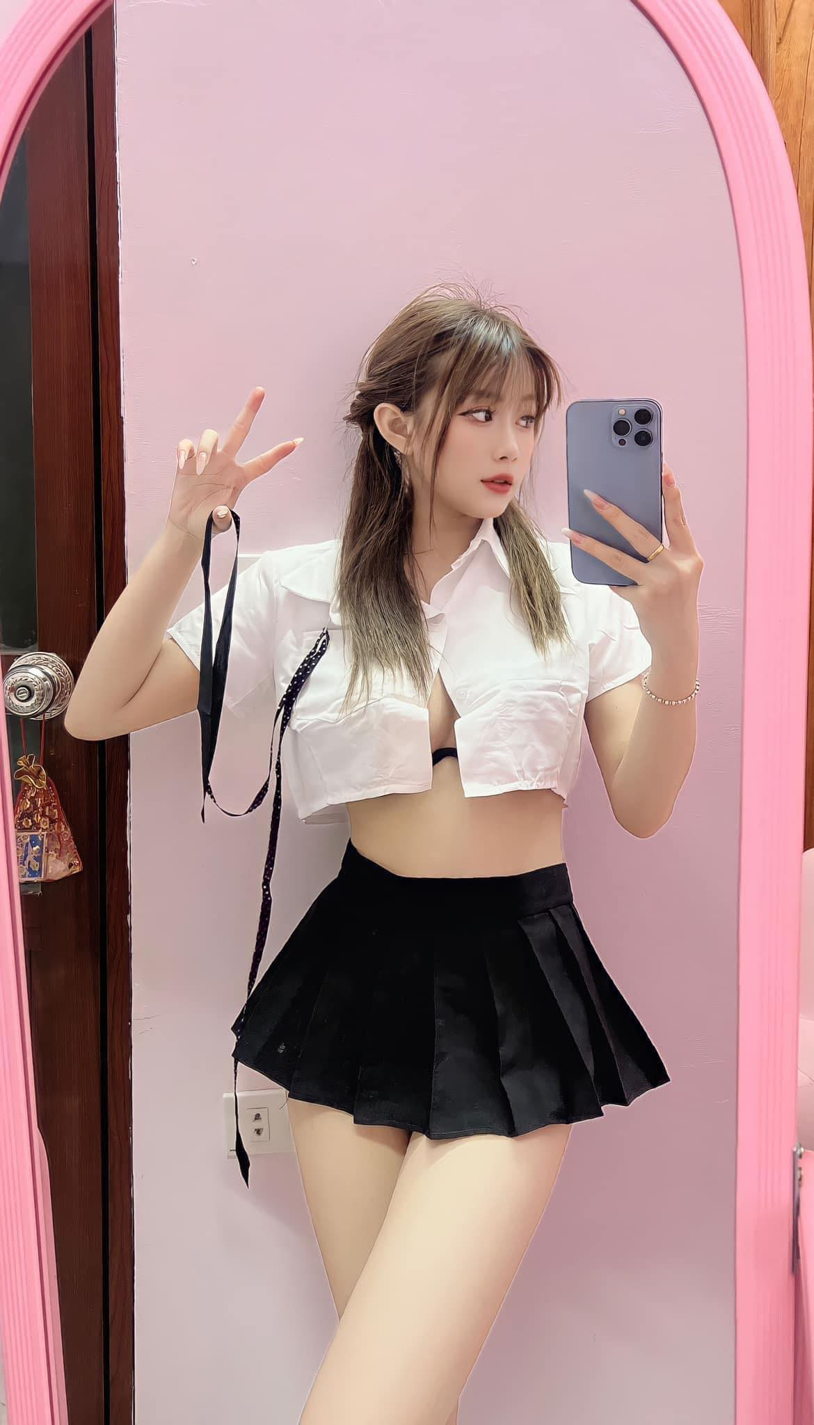 Phong cách của nữ vũ công là gợi cảm. Cô nàng thường diện váy ngắn cũn cỡn, sơ mi ít cài cúc để lộ nội y.