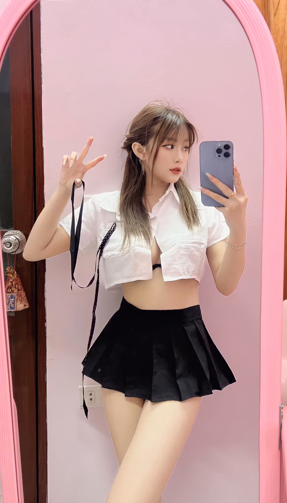 Phong cách của nữ vũ công là gợi cảm. Cô nàng thường diện váy ngắn cũn cỡn, sơ mi ít cài cúc để lộ nội y.