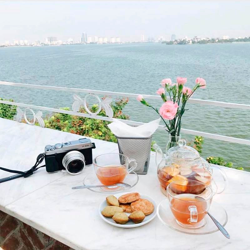 Nhắc đến "sống ảo", không thể không kể đến những quán cà phê có view nhìn thẳng ra Hồ Tây cực kỳ đẹp. Hiện tại, đã có một số quán mở cửa, sẵn sàng phục vụ khách dịp 30/4 này.