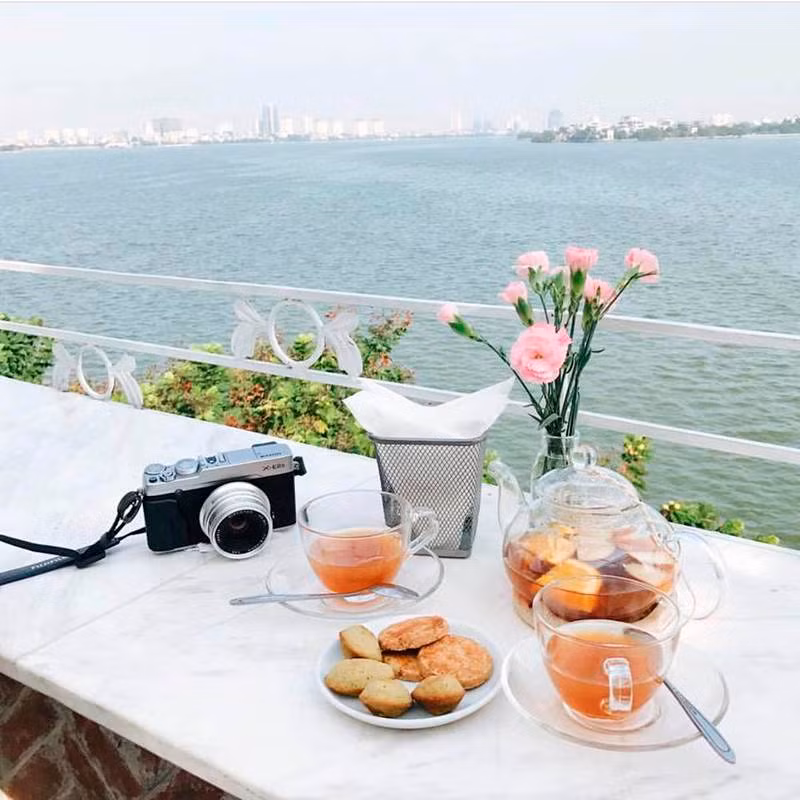 Nhắc đến "sống ảo", không thể không kể đến những quán cà phê có view nhìn thẳng ra Hồ Tây cực kỳ đẹp. Hiện tại, đã có một số quán mở cửa, sẵn sàng phục vụ khách dịp 30/4 này.