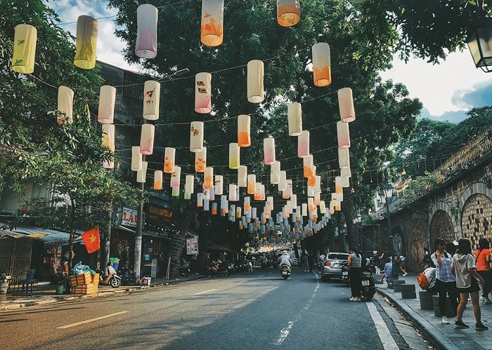 Từ sau khi được làm lại đẹp đẽ hơn, phố Phùng Hưng luôn tấp nập người qua lại, lựa chọn là nơi chụp ảnh "sống ảo". Dự đoán đây sẽ trở thành nơi đông đúc của khu vực phố cổ vào dịp Giải phóng miền Nam.