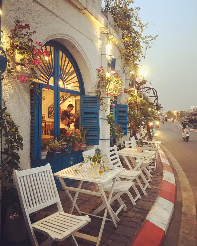 Nhiều quán cà phê ven Hồ Tây có góc sống ảo đẹp như ở Châu Âu. Chắc chắn sau đợt nghỉ lễ, dân tình sẽ có loạt hình ảnh để "sống ảo".